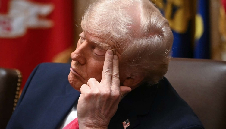 ABŞ Prezidenti Donald Trampın reytinqi rekord minimuma düşür